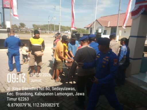 Polairud Polres Lamongan Gelar “Berkah Jumat”, Bagikan Makanan ke Warga Pesisir Brondong Polairud Polres Lamongan Gelar “Berkah Jumat”, Bagikan Makanan ke Warga Pesisir Brondong