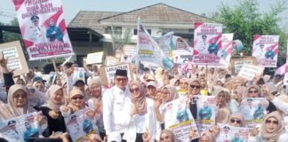 Ratusan Warga Berbaju Putih Kawal Pendaftaran Calon Kades Muktiwari Haji Bahrudin.S.E.