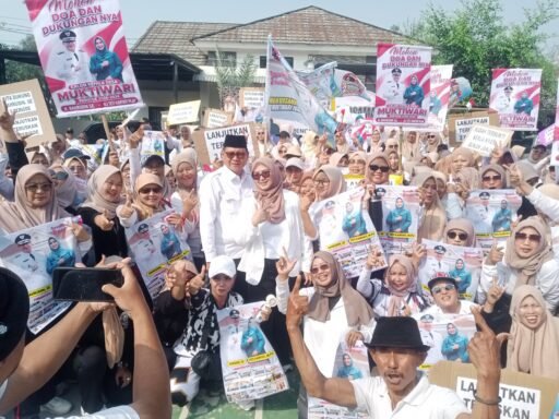 Ratusan Warga Berbaju Putih Kawal Pendaftaran Calon Kades Muktiwari Haji Bahrudin,S.E. Ratusan Warga Berbaju Putih Kawal Pendaftaran Calon Kades Muktiwari Haji Bahrudin,S.E.