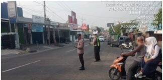 Demi Kelancaran Dan Cegah Kemacetan Polsek Ngimbang Secara Rutin Gelar Commanderwish Di Pagi Hari