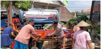 Polsek Ngimbang Bersama BPBD Melaksanakan Penyaluran Air Bersih Di Desa Tlemang Kecamatan Ngimbang