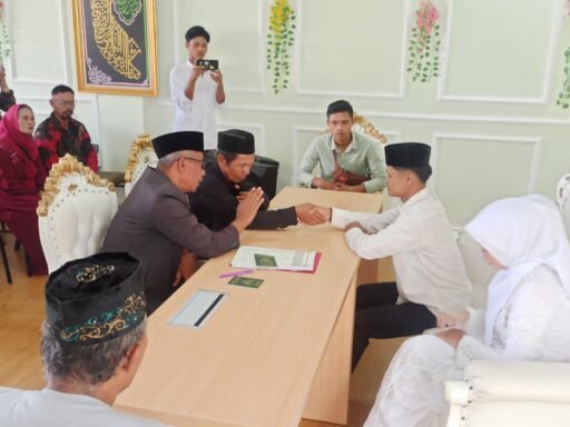 Sah,Cep Ikhsan,Nurul Mutiasah,Sebagai Suami-Istri,Setelah Ijab Kabul Depan Penghulu Balai Nikah KUA Ciparay Sah,Cep Ikhsan,Nurul Mutiasah,Sebagai Suami-Istri,Setelah Ijab Kabul Depan Penghulu Balai Nikah KUA Ciparay