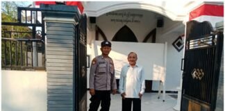 Personil Polsek Ngimbang Gelar Pengamanan Ibadah Minggu Pagi Di Gereja GKJTU Dan GJWI Desa Ngasemlemahbang