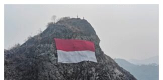 Bendera Merah Putih Raksasa 30×20 Meter Berkibar di Tebing Gunung Sembung, Sukatani