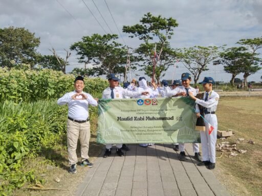 Semangat Pelajar SMPN 1 Wuluhan Sambut Maulid Nabi Muhammad SAW, Tanamkan Akhlak dan Persaudaraan Semangat Pelajar SMPN 1 Wuluhan Sambut Maulid Nabi Muhammad SAW, Tanamkan Akhlak dan Persaudaraan