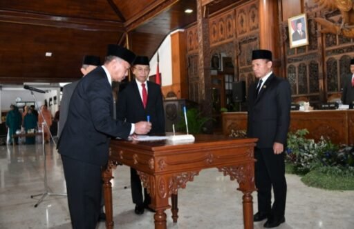 Tri Hariadi Resmi Dilantik Jadi Sekda Tulungagung, Siap Perkuat Kolaborasi dan Tata Kelola Pemerintahan Tri Hariadi Resmi Dilantik Jadi Sekda Tulungagung, Siap Perkuat Kolaborasi dan Tata Kelola Pemerintahan