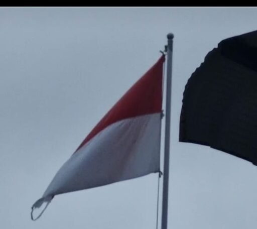 Harga Diri Bangsa Dinodai! Bendera Merah Putih Robek Berkibar di Kantor Bupati Nias Barat Jelang HUT 81 RI Harga Diri Bangsa Dinodai! Bendera Merah Putih Robek Berkibar di Kantor Bupati Nias Barat Jelang HUT 81 RI