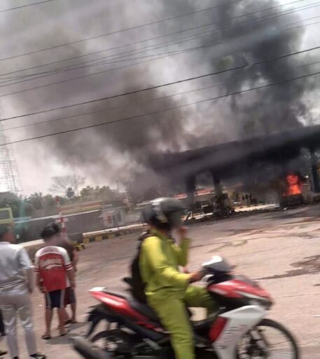 Asap Hitam Mencekam! SPBU di Jalintim Pelalawan Rusak Dihantam Si Jago Merah,Diduga Akibat Minibus Korslet Asap Hitam Mencekam! SPBU di Jalintim Pelalawan Rusak Dihantam Si Jago Merah,Diduga Akibat Minibus Korslet