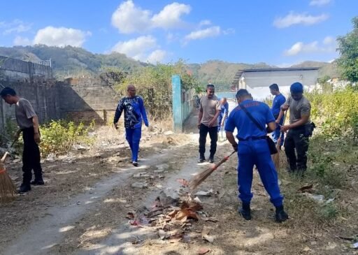 Polairud Polda NTB Ajak Warga Jaga Kebersihan LingkunganLewat Program Polisi Asri Polairud Polda NTB Ajak Warga Jaga Kebersihan LingkunganLewat Program Polisi Asri