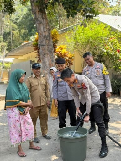 Subdit Gasum DitSamapta Polda NTB Salurkan Air Bersih Bagi Warga Kerandangan Senggigi Lobar Subdit Gasum DitSamapta Polda NTB Salurkan Air Bersih Bagi Warga Kerandangan Senggigi Lobar