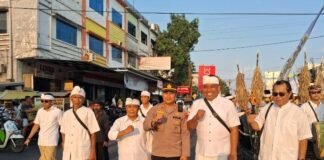 Ribuan Umat Hindu Ikuti Mendak Tirta, Polsek Sandubaya Pastikan Prosesi Berjalan Aman