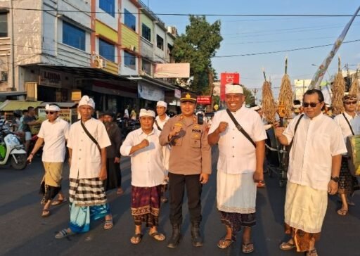 Ribuan Umat Hindu Ikuti Mendak Tirta, Polsek Sandubaya Pastikan Prosesi Berjalan Aman Ribuan Umat Hindu Ikuti Mendak Tirta, Polsek Sandubaya Pastikan Prosesi Berjalan Aman