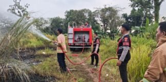 Sat Samapta Polresta Mataram Sigap Tangani Kebakaran Lahan Kuburan di Jatisela