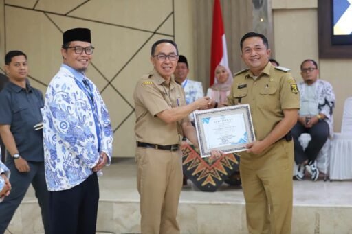 Pengukuhan Pengurus AKSI Sukabumi, Sekda Dorong Penguatan Profesionalisme Guru dan Kepala Sekolah Pengukuhan Pengurus AKSI Sukabumi, Sekda Dorong Penguatan Profesionalisme Guru dan Kepala Sekolah