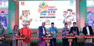 Dihadiri 15 Kabupten Kota SeLampung Bupati Parosil buka Festival Kreasi GTK Ditandai Pemukuln Gamolan Pekhing