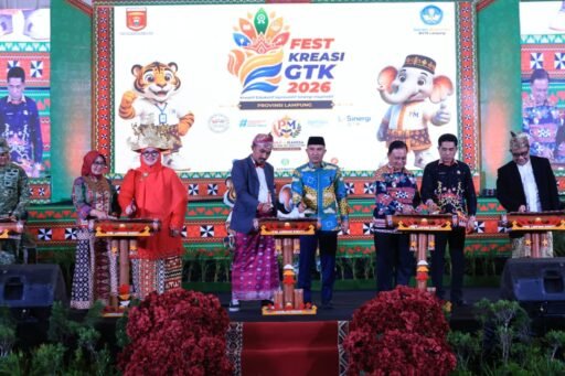 Dihadiri 15 Kabupten Kota SeLampung Bupati Parosil buka Festival Kreasi GTK Ditandai Pemukuln Gamolan Pekhing Dihadiri 15 Kabupten Kota SeLampung Bupati Parosil buka Festival Kreasi GTK Ditandai Pemukuln Gamolan Pekhing
