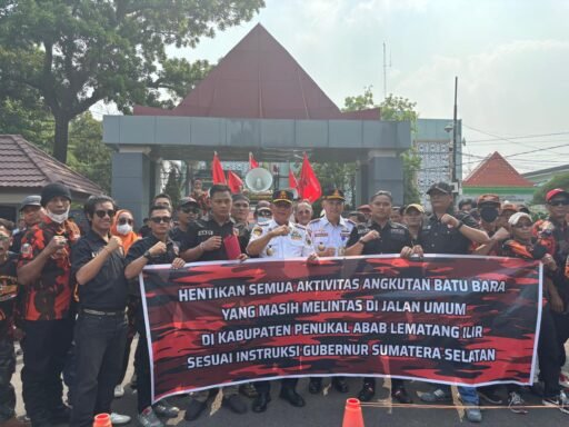 Dianggap Macan Ompong, Massa PP PALI Serbu Kantor Gubernur Sumsel Terkait Truk Batu Bara PT BSE. Dianggap Macan Ompong, Massa PP PALI Serbu Kantor Gubernur Sumsel Terkait Truk Batu Bara PT BSE.