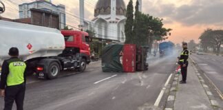 Truk Colt Diesel Terguling Usai Tabrak Tiang PJU di Plosowayu Lamongan