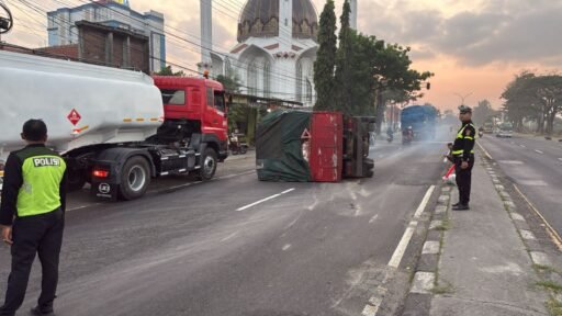 Truk Colt Diesel Terguling Usai Tabrak Tiang PJU di Plosowayu Lamongan Truk Colt Diesel Terguling Usai Tabrak Tiang PJU di Plosowayu Lamongan