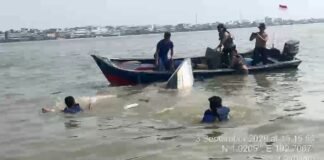 Bersama Tim SAR, Polairud Polres Meranti Respons Cepat Kecelakaan Dua Kapal di Selat Air Hitam