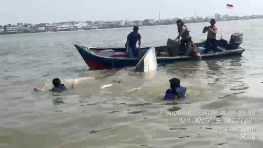 Bersama Tim SAR, Polairud Polres Meranti Respons Cepat Kecelakaan Dua Kapal di Selat Air Hitam Bersama Tim SAR, Polairud Polres Meranti Respons Cepat Kecelakaan Dua Kapal di Selat Air Hitam
