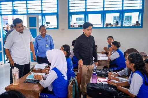 Gubernur Bobby Dampingi Wapres Gibran Tinjau Progres Rehabilitasi dan Rekonstruksi SMAN 1 Barus Gubernur Bobby Dampingi Wapres Gibran Tinjau Progres Rehabilitasi dan Rekonstruksi SMAN 1 Barus