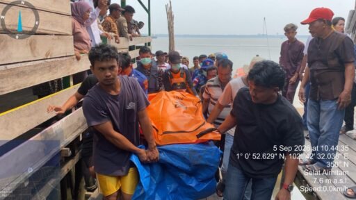 Tim SAR Gabungan Temukan Korban Tabrakan Dua Speedboat di Perairan Sialang Pasung Tim SAR Gabungan Temukan Korban Tabrakan Dua Speedboat di Perairan Sialang Pasung