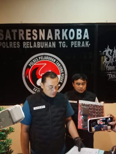 Tajam 39 klip dan 90 gram tembakau sintetis disita,pemuda 26 tahun ditangkap dijojoran surabaya Tajam 39 klip dan 90 gram tembakau sintetis disita,pemuda 26 tahun ditangkap dijojoran surabaya