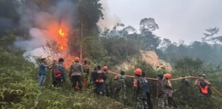 Sinergi Kodim Sanggau, Polri dan Pemda Kendalikan Karhutla di Bukit Mungguk Hujan Mas Tayan Hilir