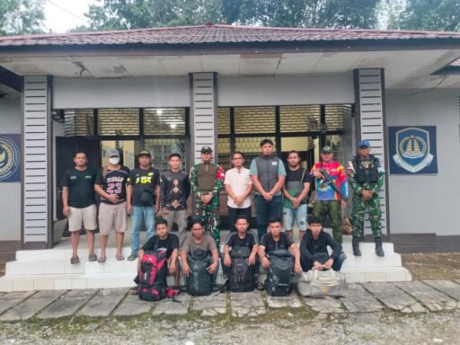 *Satgas Pamtas Yonarmed 19/Bogani Gagalkan Keberangkatan Lima PMI Nonprosedural ke Malaysia* *Satgas Pamtas Yonarmed 19/Bogani Gagalkan Keberangkatan Lima PMI Nonprosedural ke Malaysia*