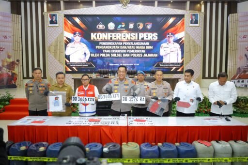 Kapolda Sulsel Beberkan Pengungkapan Tindak Pidana Penyalahgunaan BBM Bersubsidi Dengan 17 Tersangka Kapolda Sulsel Beberkan Pengungkapan Tindak Pidana Penyalahgunaan BBM Bersubsidi Dengan 17 Tersangka