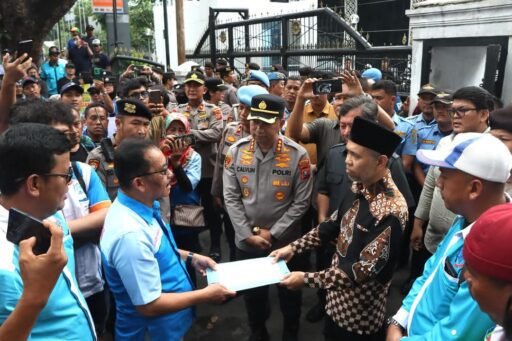 Kapolrestabes Medan Kawal Aspirasi Buruh GEBRAK, Berlangsung Aman dan Humanis Kapolrestabes Medan Kawal Aspirasi Buruh GEBRAK, Berlangsung Aman dan Humanis