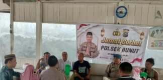 Gelar jumat curhat, polsek bunut sosisialisaikan bahaya kebakaran hutan dan lahan
