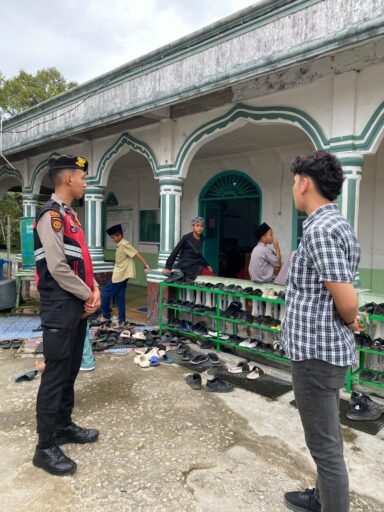 Ibadah Sholat Jum’at Berjalan Lancar,vPolres Pakpak Bharat Lakukan Pengamanan di Mesjid – Mesjid Ibadah Sholat Jum’at Berjalan Lancar,vPolres Pakpak Bharat Lakukan Pengamanan di Mesjid – Mesjid