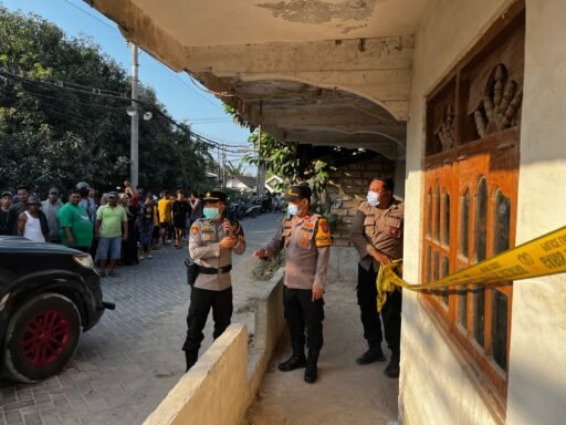 Polres Lamongan Evakuasi dan Selidiki Penemuan Perempuan Meninggal Dunia Di Dalam Kamar Rumah Di Paciran Polres Lamongan Evakuasi dan Selidiki Penemuan Perempuan Meninggal Dunia Di Dalam Kamar Rumah Di Paciran