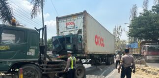 Respon Cepat Polres Lamongan Tangani Laka Tunggal Truk Trailer Di Jalur Lamongan-Babat
