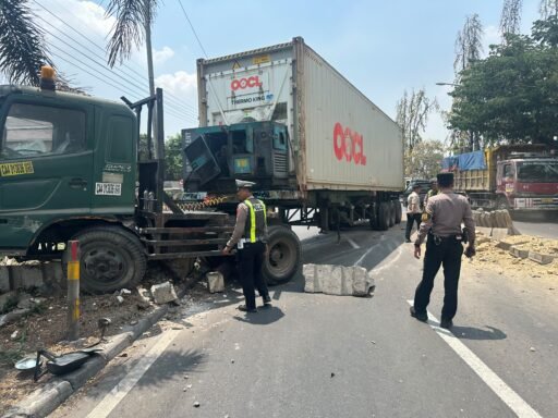 Respon Cepat Polres Lamongan Tangani Laka Tunggal Truk Trailer Di Jalur Lamongan-Babat Respon Cepat Polres Lamongan Tangani Laka Tunggal Truk Trailer Di Jalur Lamongan-Babat