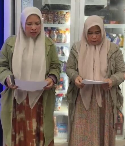Emak-emak Viral Setelah Aksinya Kepergok Karyawan Indomaret di Ranau Emak-emak Viral Setelah Aksinya Kepergok Karyawan Indomaret di Ranau