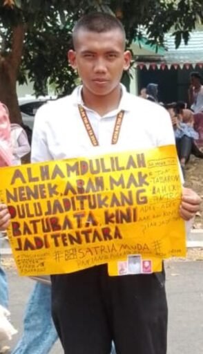 DARI KULI BATU BATA MENJADI PRAJURIT TNI AD: KISAH INSPIRATIF ASEP, KEBANGGAAN REMAJA REJANG LEBONG. DARI KULI BATU BATA MENJADI PRAJURIT TNI AD: KISAH INSPIRATIF ASEP, KEBANGGAAN REMAJA REJANG LEBONG.
