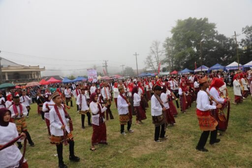 Ribuan Penari Padati Lapangan Merdeka, Lampung Barat Rayakan HUT ke-35 Dengan Nyambai Bersama. Ribuan Penari Padati Lapangan Merdeka, Lampung Barat Rayakan HUT ke-35 Dengan Nyambai Bersama.