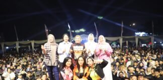 Aura Tiga Ajak Warga Lampung Barat Bergoyang di Puncak HUT ke 35 Lampung Barat.