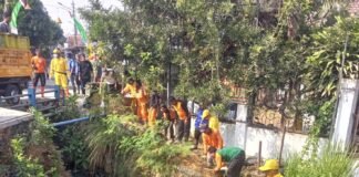 Atasi Tumpukan Sampah di Kali Ciparian, Camat Subang Turun Langsung Pimpin Jumsih di Cigadung.