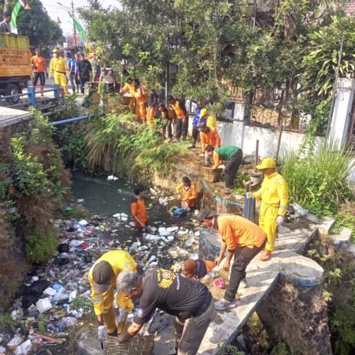 Atasi Tumpukan Sampah di Kali Ciparian, Camat Subang Turun Langsung Pimpin Jumsih di Cigadung. Atasi Tumpukan Sampah di Kali Ciparian, Camat Subang Turun Langsung Pimpin Jumsih di Cigadung.