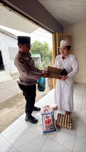 Kanit Samapta Polsek Sunggal, Jum’at Barokah Kunjungi Pondok Pesantren Al – Badar Kanit Samapta Polsek Sunggal, Jum’at Barokah Kunjungi Pondok Pesantren Al – Badar
