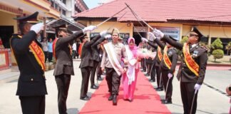 Tradisi Pedang Pora Kembali Digelar di Polres Tator, AKBP Arwansa Penerima Tongkat Estafet Komando