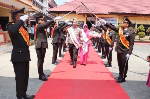 Tradisi Pedang Pora Kembali Digelar di Polres Tator, AKBP Arwansa Penerima Tongkat Estafet Komando Tradisi Pedang Pora Kembali Digelar di Polres Tator, AKBP Arwansa Penerima Tongkat Estafet Komando