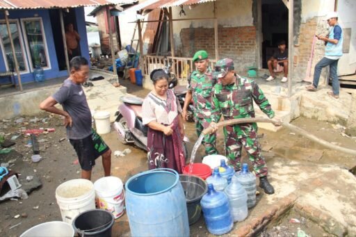 Bhakti TNI AD, Kodim 0201/Medan Salurkan Air Bersih untuk Warga Belawan Bhakti TNI AD, Kodim 0201/Medan Salurkan Air Bersih untuk Warga Belawan