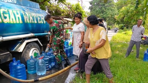 Bhakti TNI AD, Kodim 0203/Langkat Salurkan 10.000 Liter Air Bersih Untuk Ratusan Keluarga di Binjai Utara Bhakti TNI AD, Kodim 0203/Langkat Salurkan 10.000 Liter Air Bersih Untuk Ratusan Keluarga di Binjai Utara