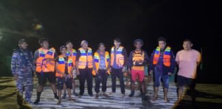 Tim SAR Gabungan Evakuasi 8 ABK LCT yang Alami Kecelakaan Laut