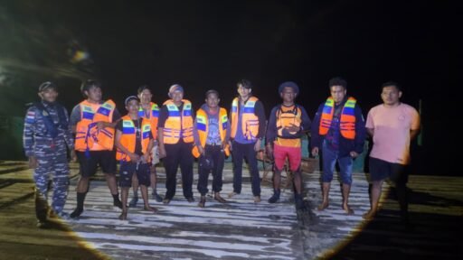 Tim SAR Gabungan Evakuasi 8 ABK LCT yang Alami Kecelakaan Laut Tim SAR Gabungan Evakuasi 8 ABK LCT yang Alami Kecelakaan Laut